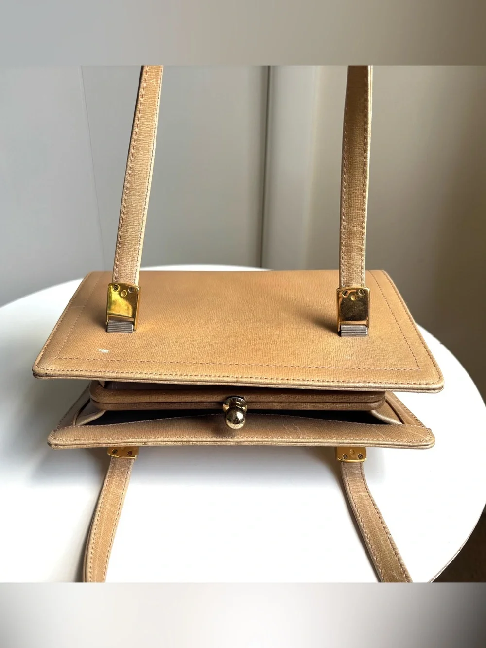 Vintage Koret Tan Leather Structured Shoulder Handbag Purse with Gold Hardware - Picture 4 of 13